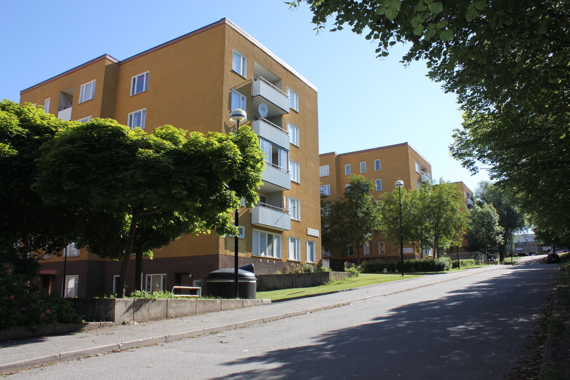 Vårby Allé 3st hus.JPG