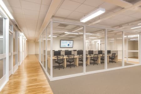 Argongatan 2B - Callcenter med vit TV.jpg