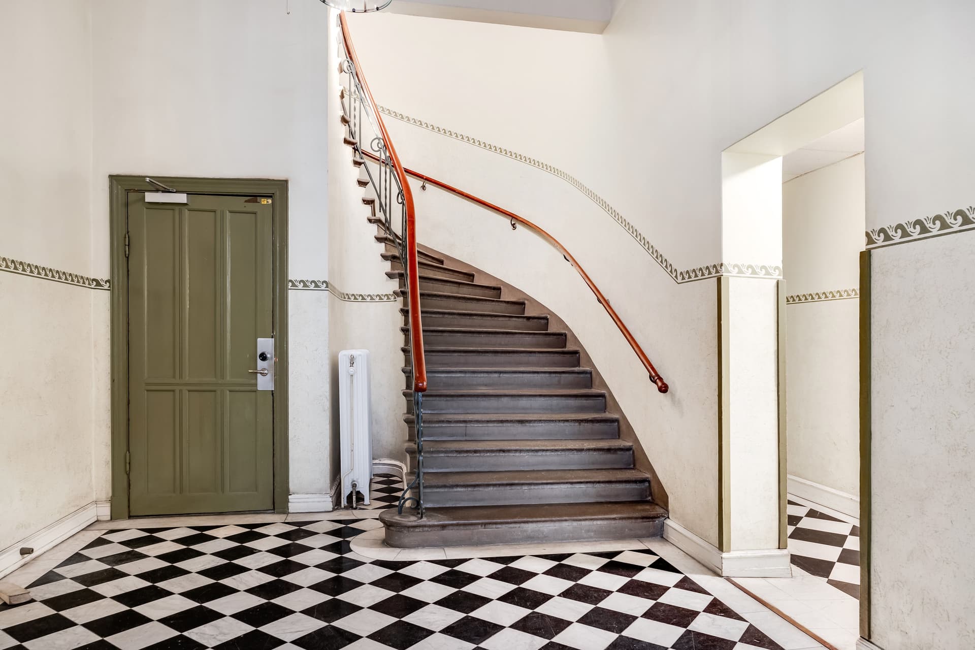 694369-421-1_004-1 (1).jpg