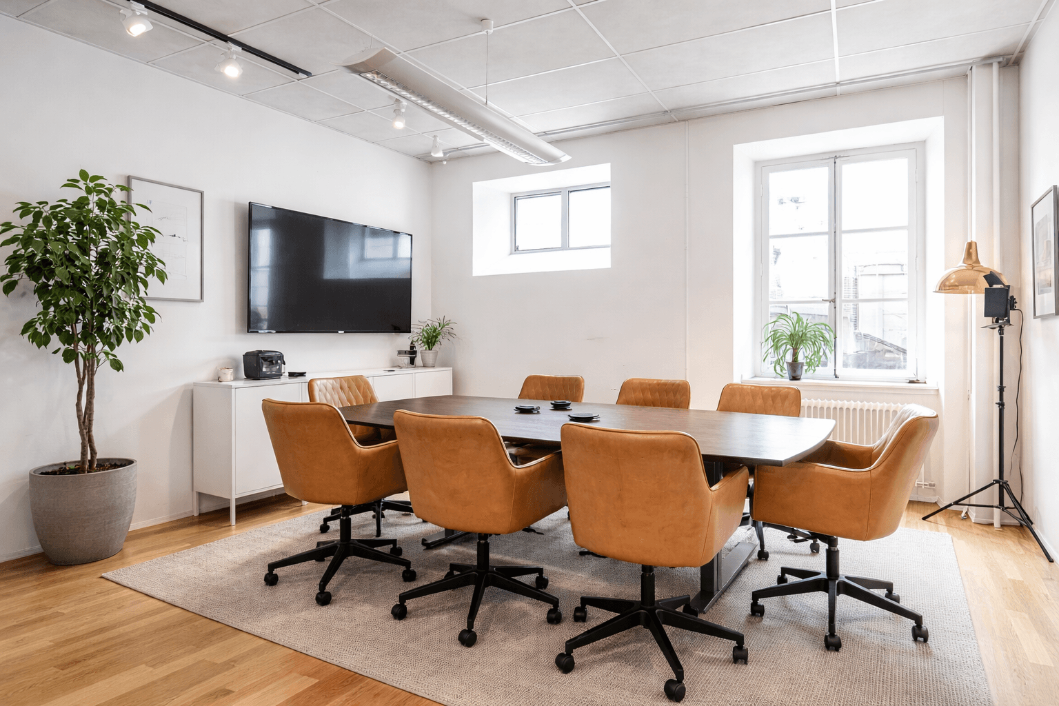 Modernt konferensrum i skandinavisk stil.png