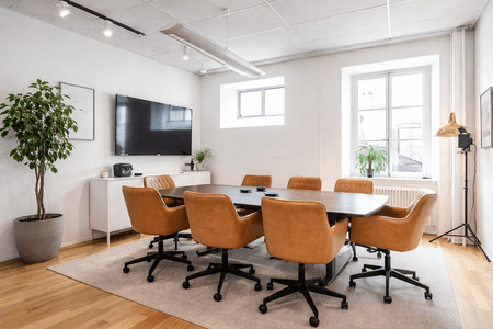 Modernt konferensrum i skandinavisk stil.png