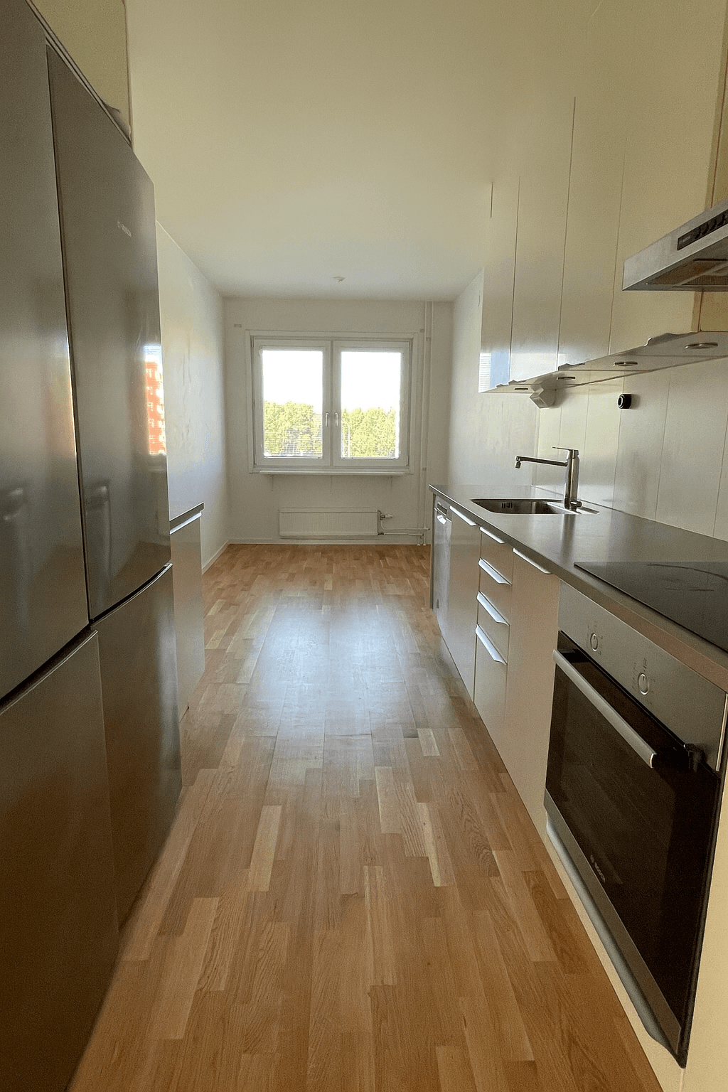 Modern minimalist kök med trägolv.png