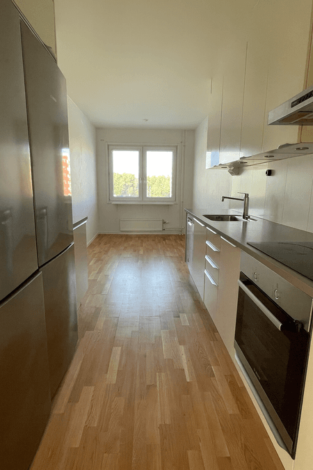 Modern minimalist kök med trägolv.png