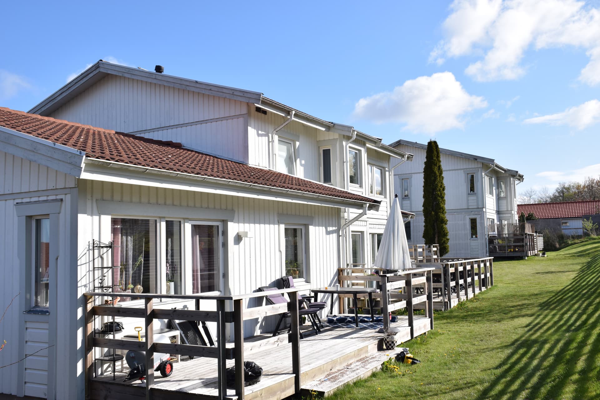 Skattegårdsbacken fasad(balkongsida).jpg
