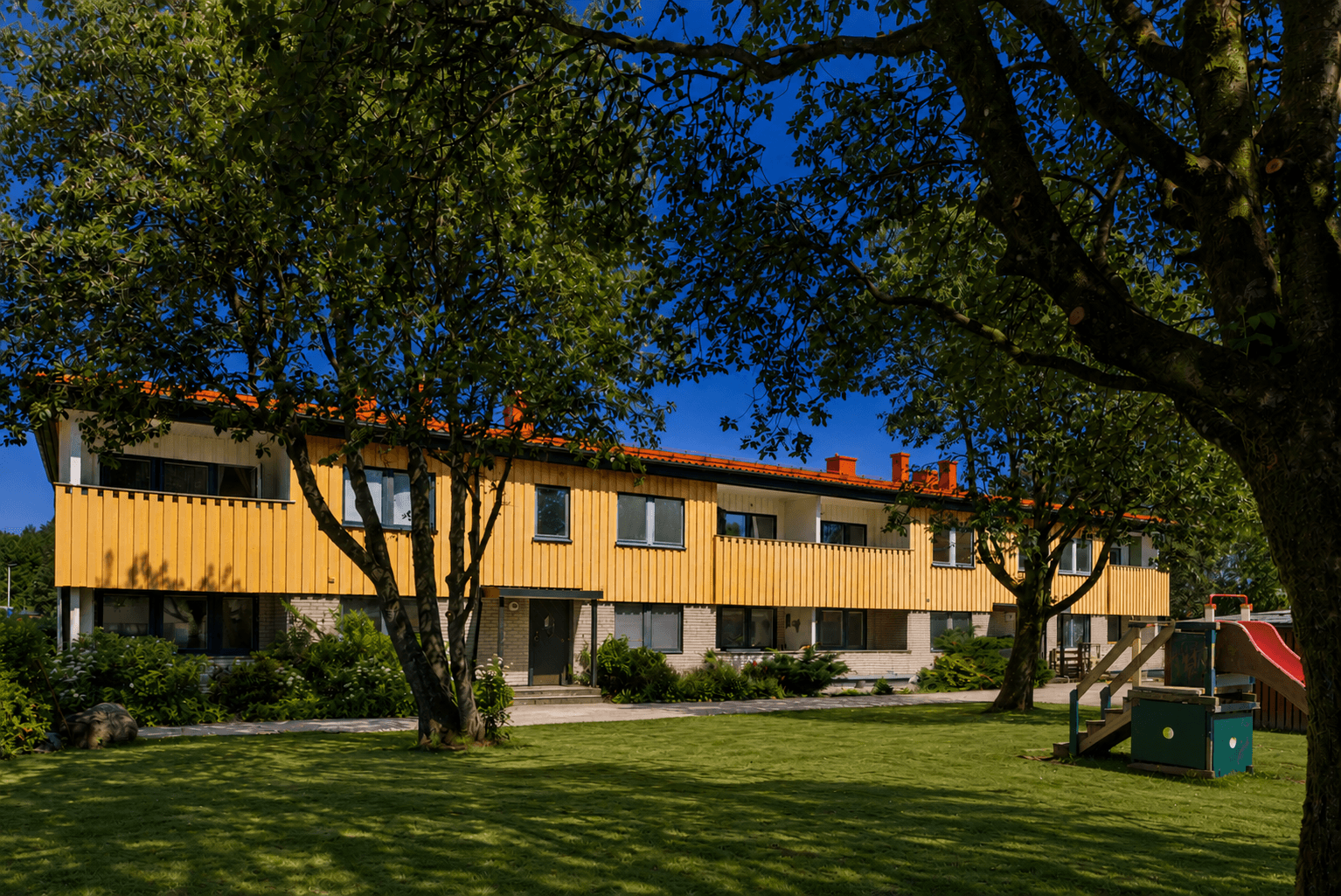 Renderad sommar Slåtterv. 46-52, innergård mot huslänga och lekplats, juni 2026.png