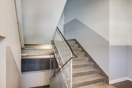 Slättbergsv. 22 trapphus, juni 2026.jpg