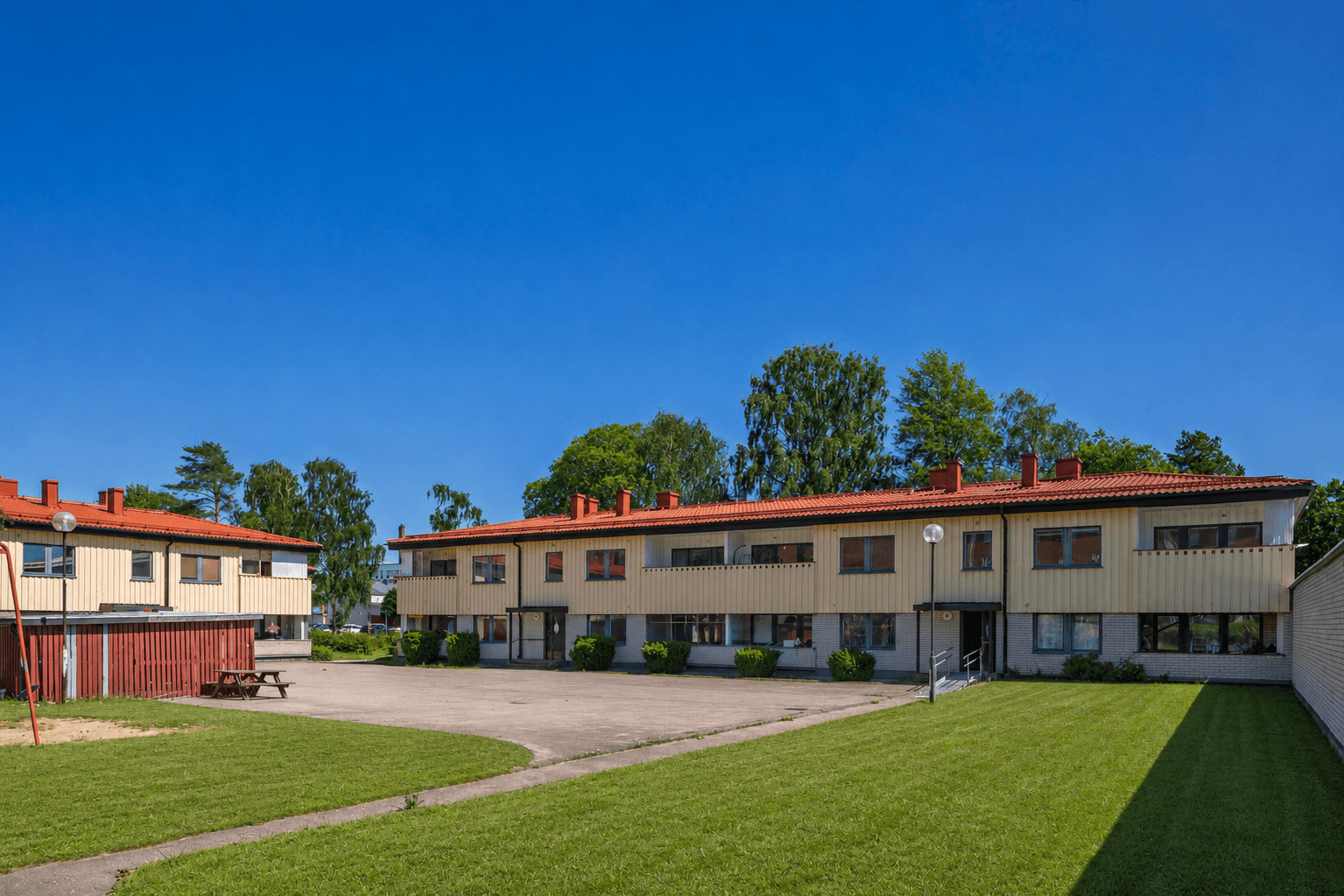 Renderad sommar Slåtterv. 58-60 innergård mot huslänga, juni 2026.png