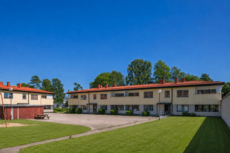 Renderad sommar Slåtterv. 58-60 innergård mot huslänga, juni 2026.png