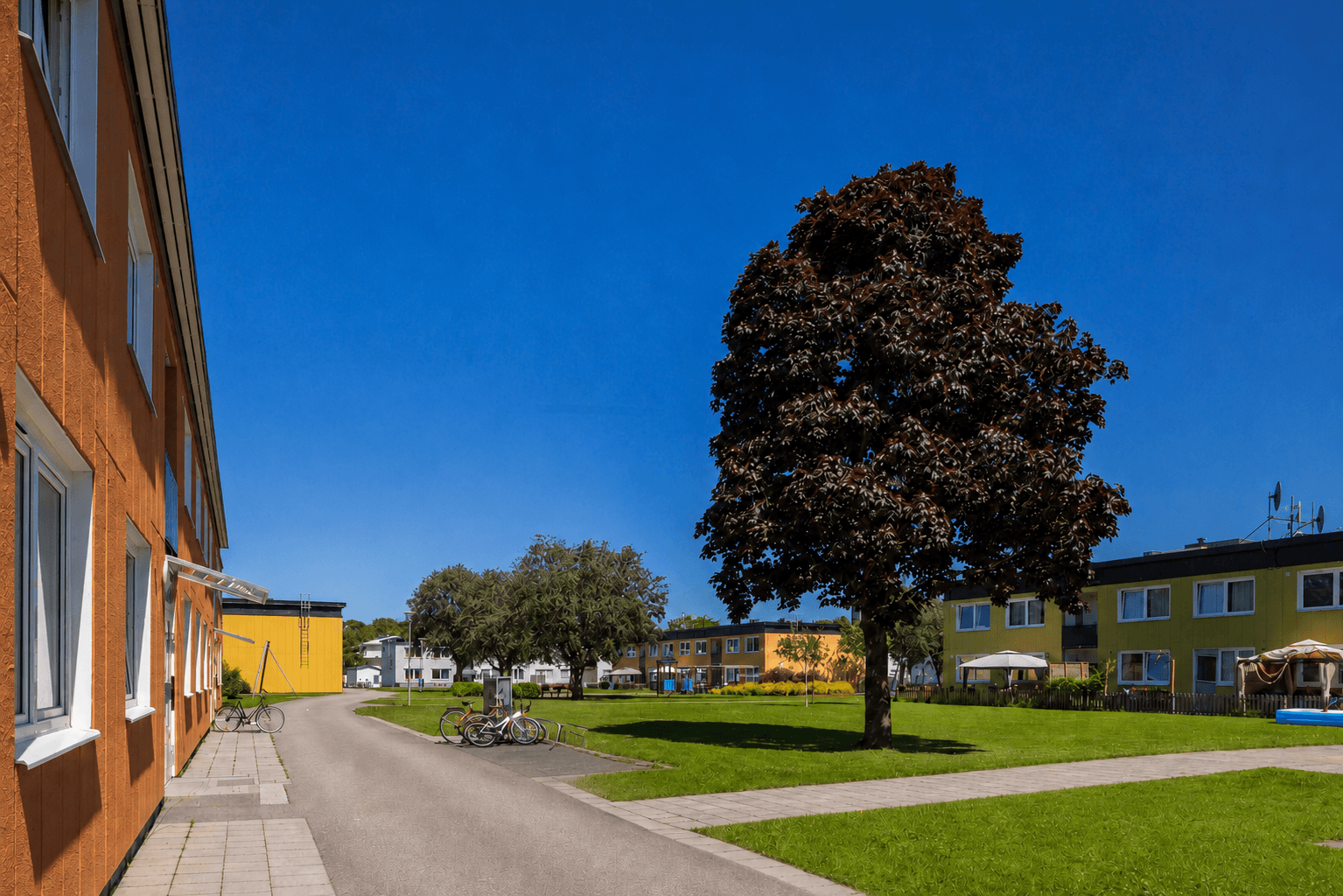 Renderad Sommar Plogen 2 innergård bild 2, juni 2026.png