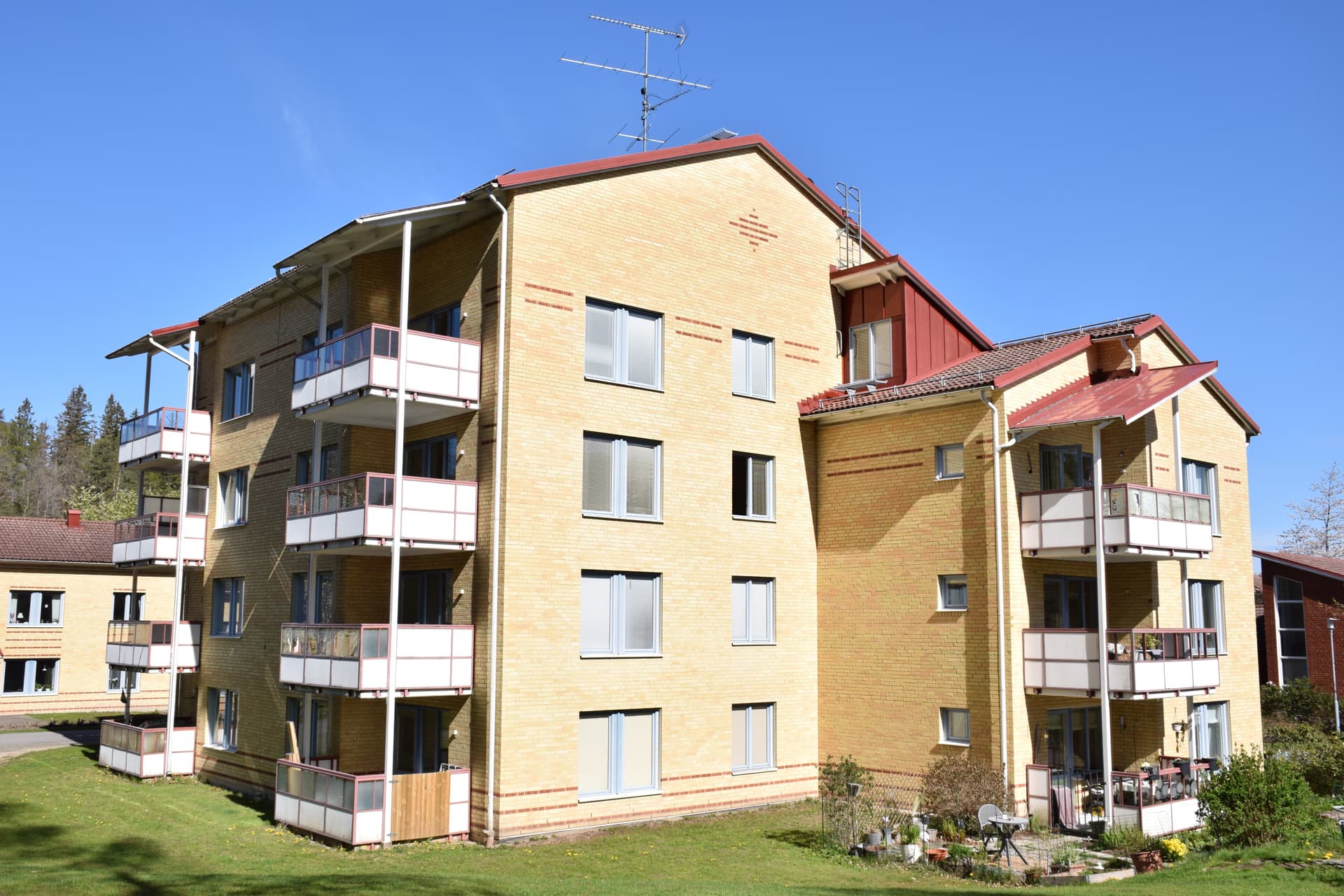 Safiren fasad höghus(balkongsida).jpg