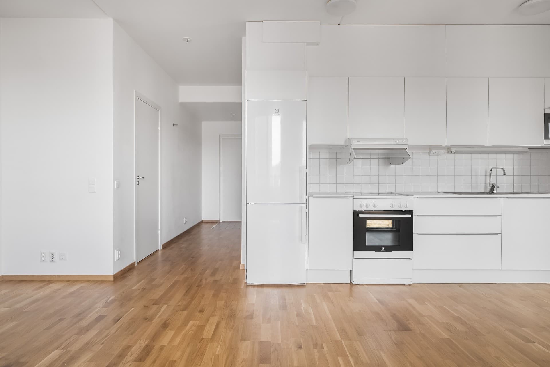 Kök med hall i bakgrund.jpg