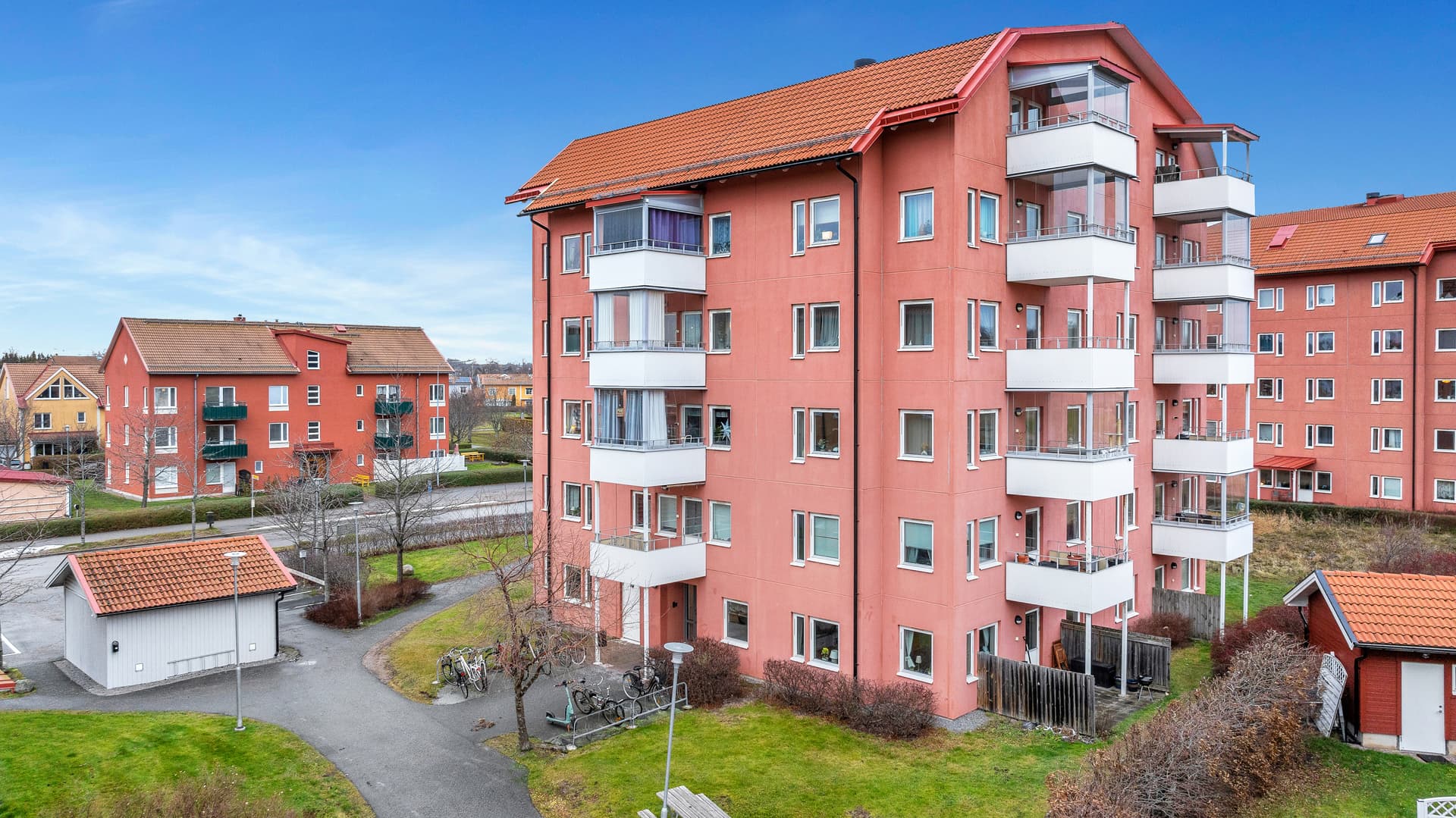 Bild på hela huset + balkong.JPG