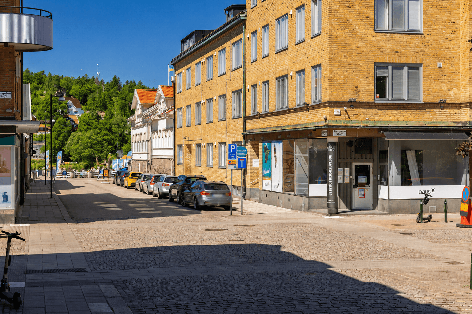 Blurrad sommar Sjöfrun korsning mot kanal, juni2026.png