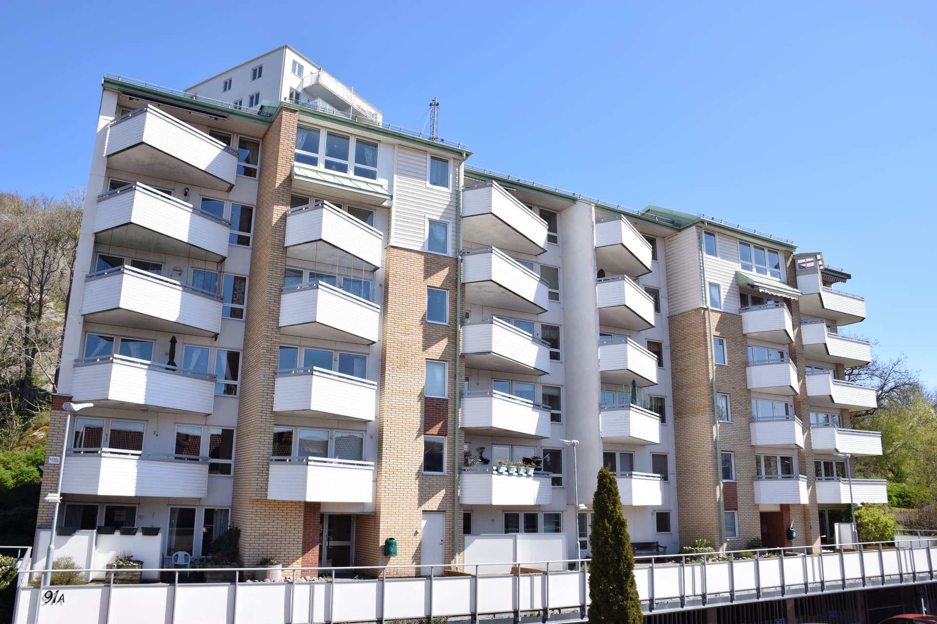 Göteborgsvägen 91 fasad(balkongsida).JPG