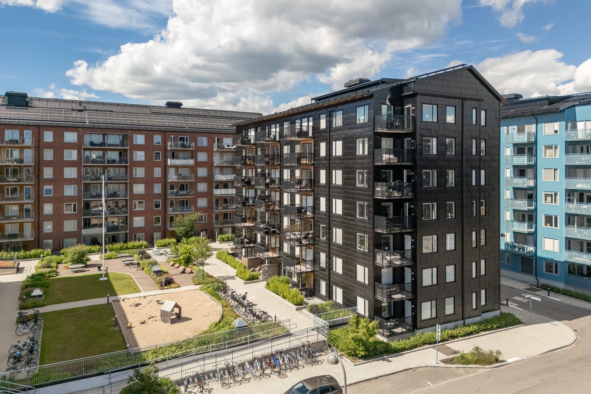 Svart hus och innergård, juli 2026.jpg