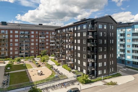 Svart hus och innergård, juli 2026.jpg