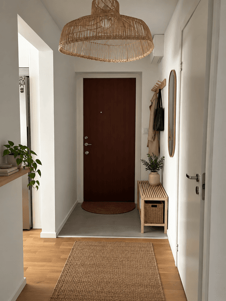 Skandinavisk hall med rottinglampa.png