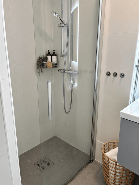 Minimalistiskt badrum med spa-känsla.png
