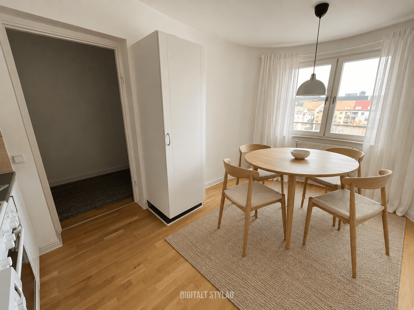 Lugnt skandinaviskt matrum med ljus ek.png