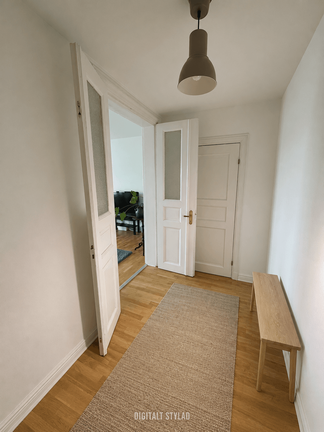 Minimalistisk skandinavisk hall med ekbänk.png