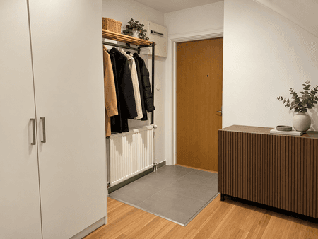Skandinavisk entré med varm minimalism.png