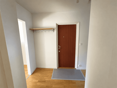 Avskalad hall med bevarat klinkergolv.png