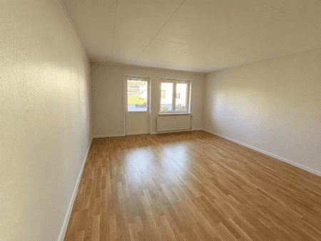 Tömt vardagsrum med bevarad arkitektur.png