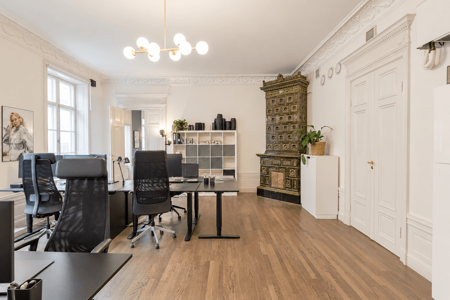 Elegant Skandinaviskt kontor med kakelugn.png