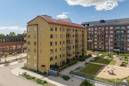 Gult hus och innergård, juli 2026.jpg
