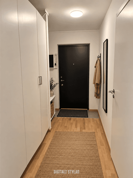 Skandinavisk hall med svart entrédörr.png