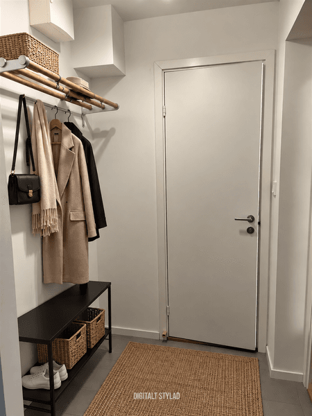 Skandinavisk hall med vävda detaljer.png