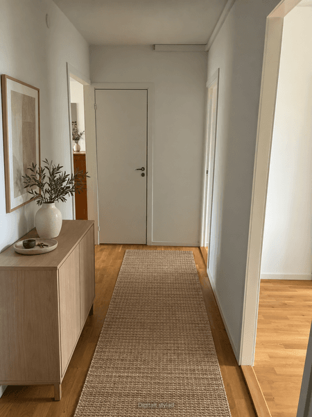 Skandinaviskt stylad hall med beige gångmatta.png