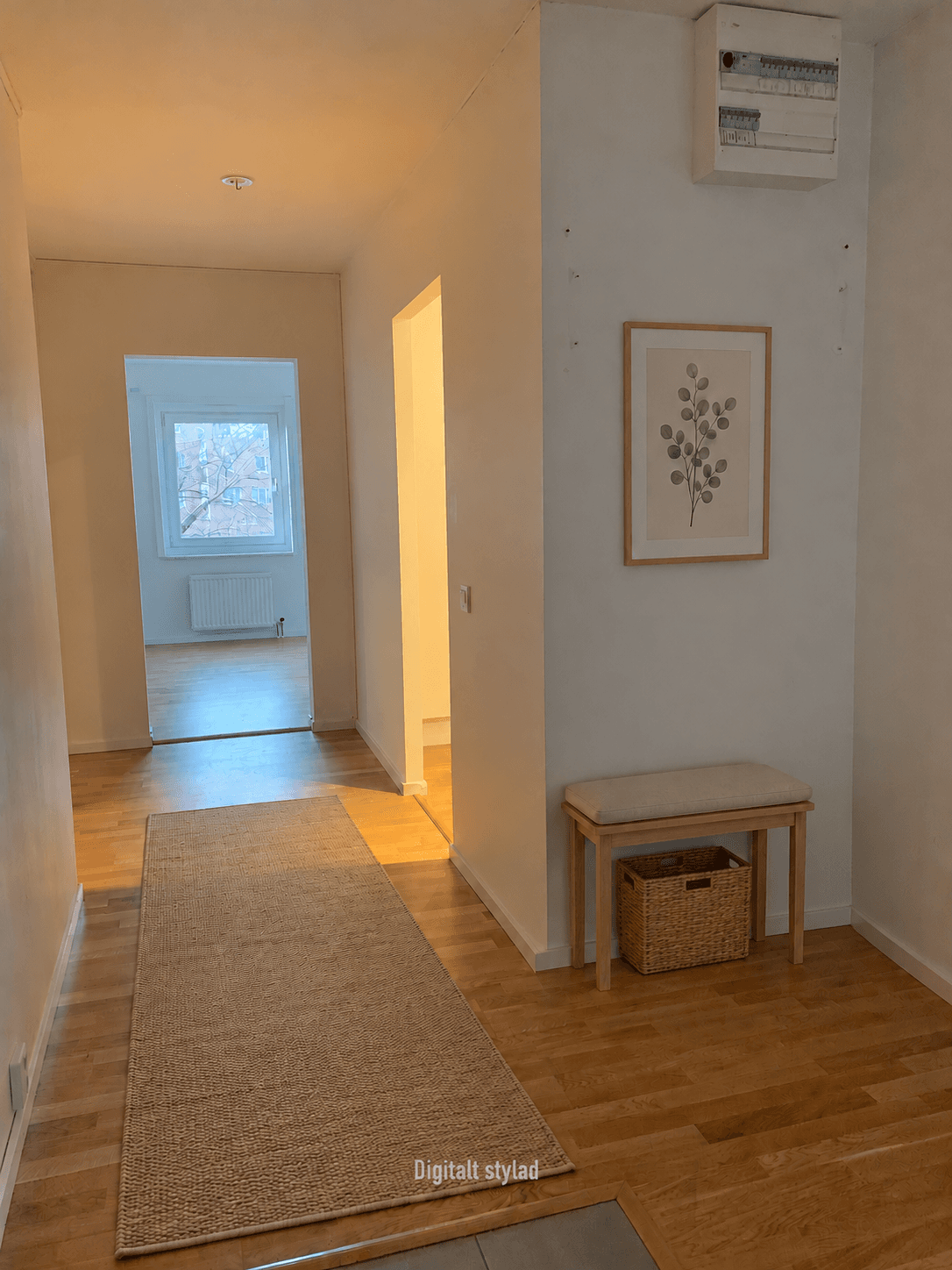 Hall med ekpall, beige dyna och korg.png