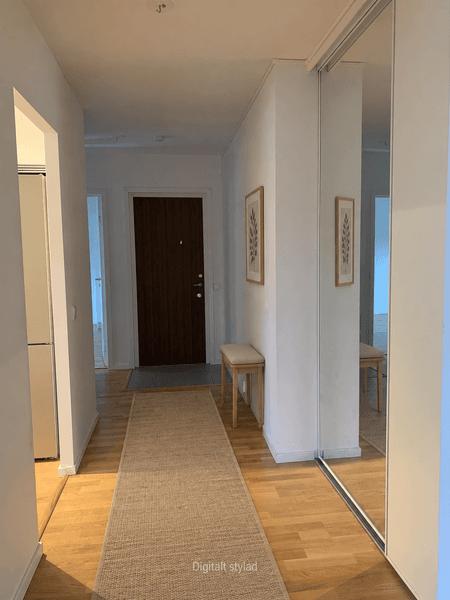 Hall med beige löpare och ekdetaljer.png