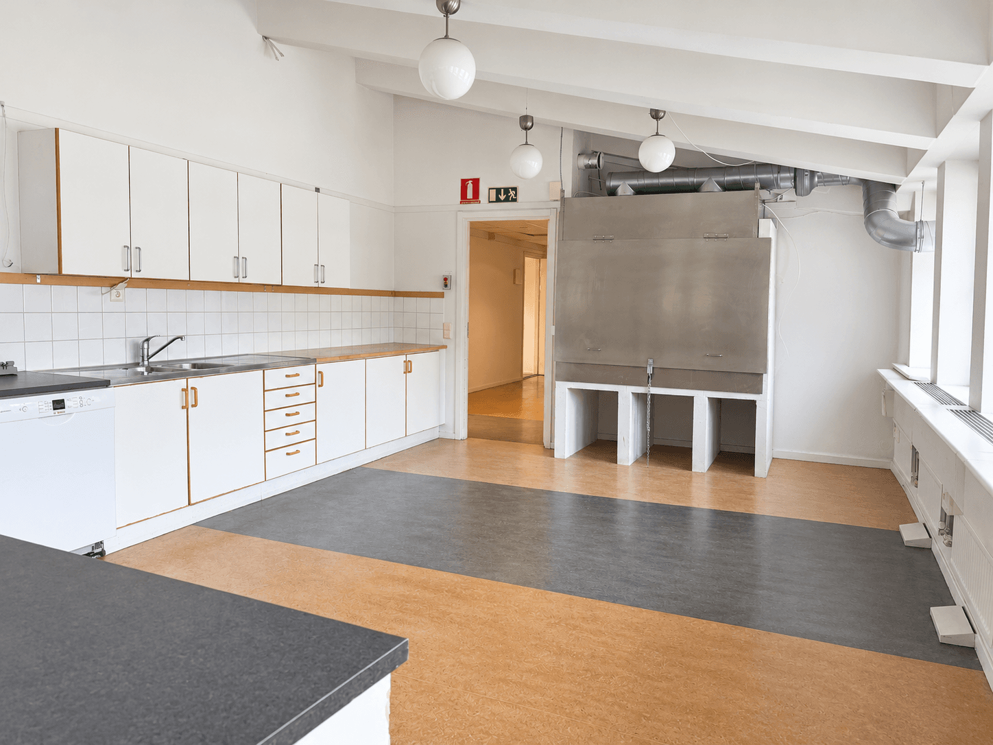 Ljus köksmiljö med rostfri installation (1).png