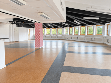 Ljus butikslokal med uppdragna persienner.png