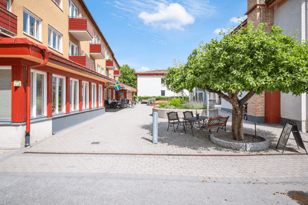 Fasad utan byggställningar och skylttext.png