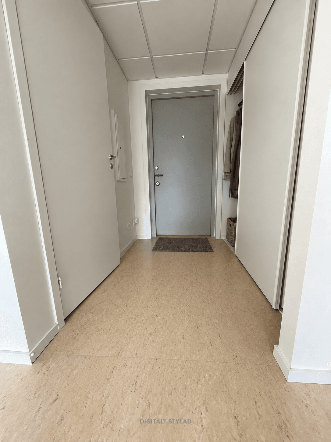 Ljus entréhall med kolgrå dörrmatta.png