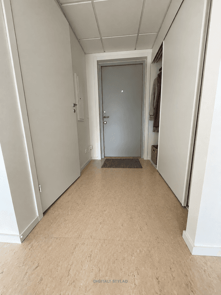Ljus entréhall med kolgrå dörrmatta.png