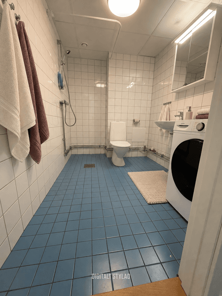 Skandinaviskt hyresbadrum med mjuka handdukar.png