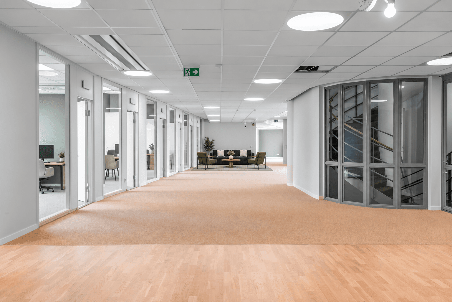 Grön skandinavisk lounge i kontorskorridor.png