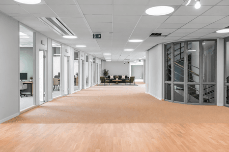 Grön skandinavisk lounge i kontorskorridor.png