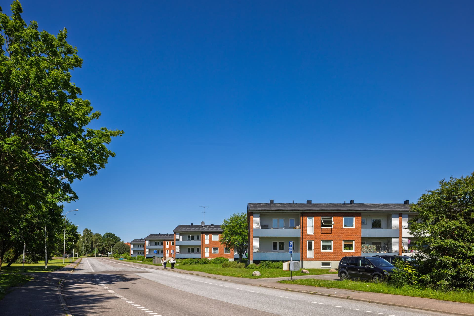 Sommar Slåtterv. 72-86 från vägen, juni 2026.jpg