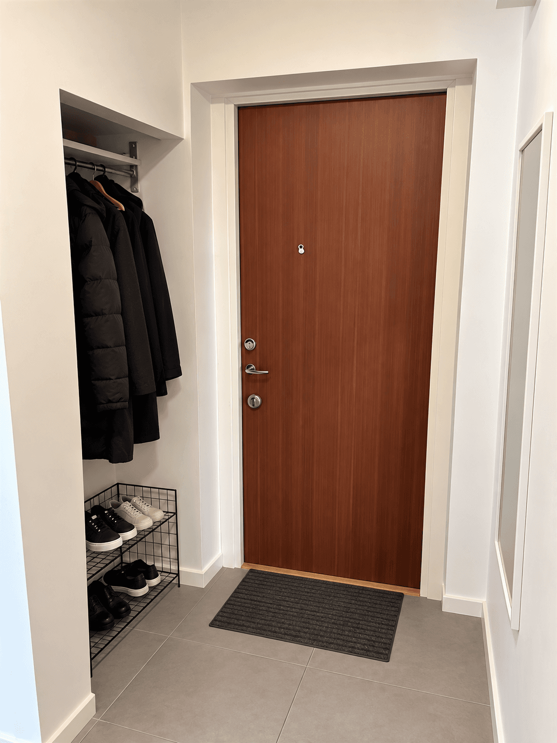 Minimalistisk hall med välordnad förvaring.png