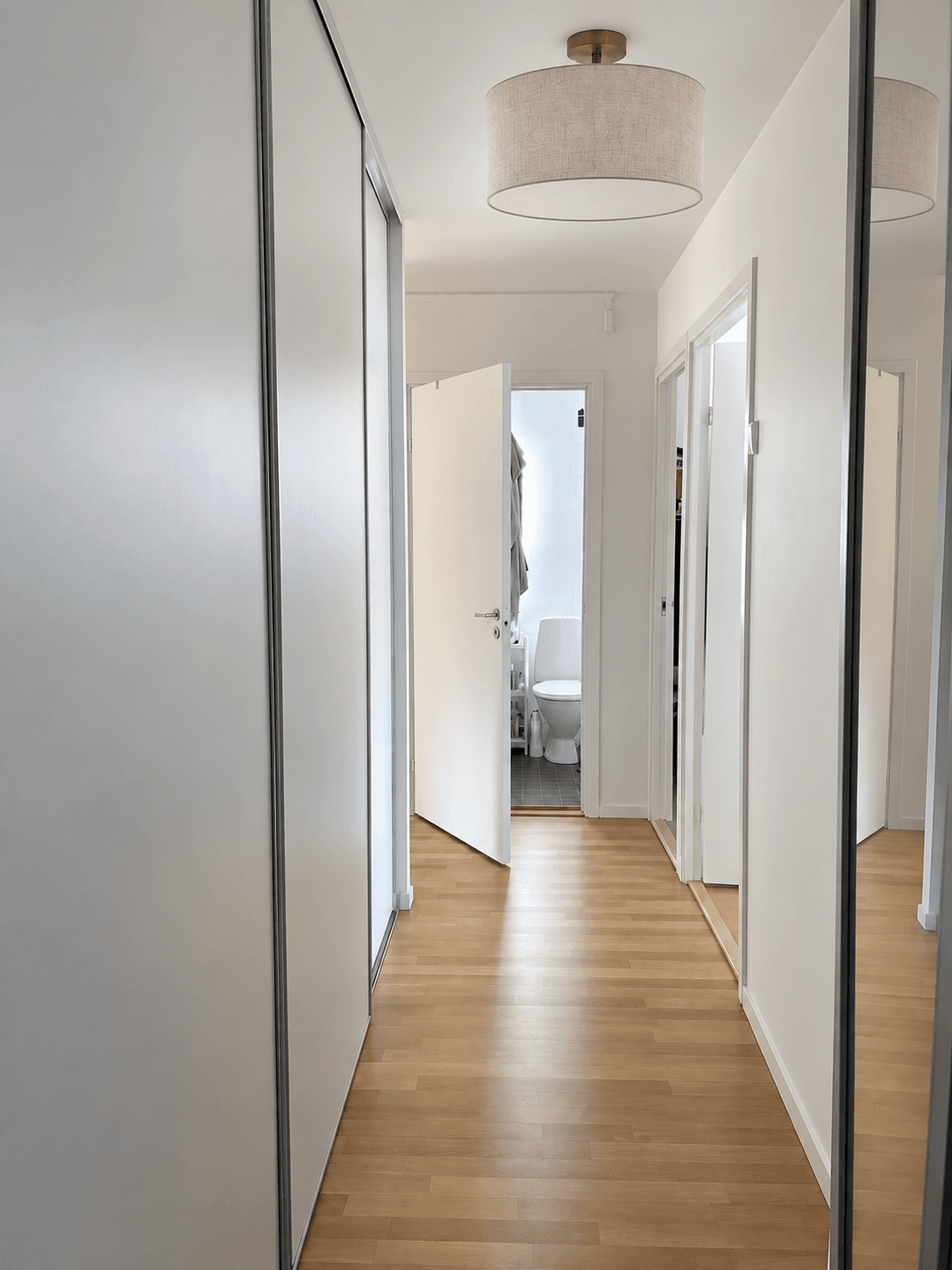 Skandinavisk hall med linnependel.png