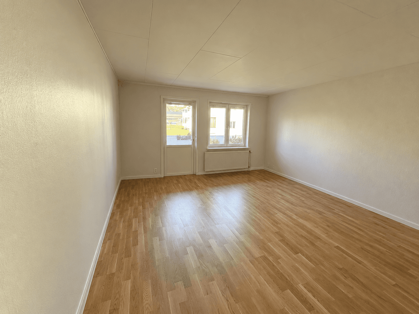 Tömt vardagsrum med bevarad arkitektur.png