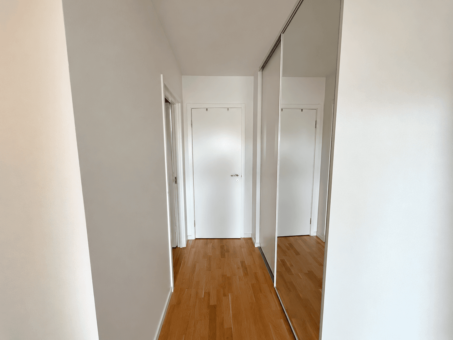 Avskalad hall med spegelgarderob.png