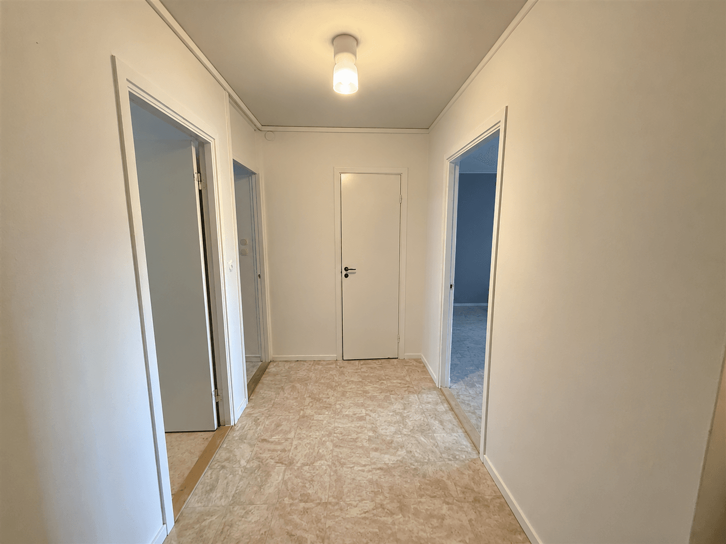 Möbelfri hall med ursprungliga ytor.png