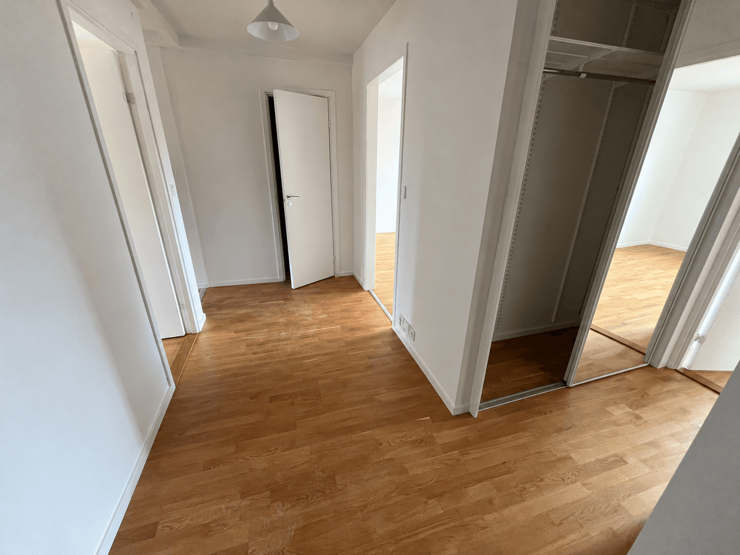 Städad hall med bevarad originalinredning.png