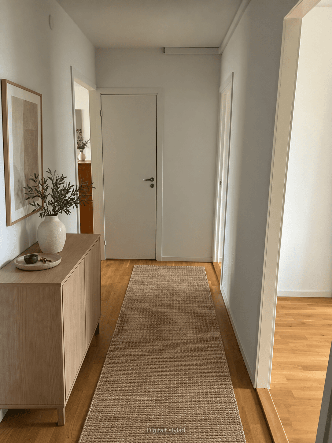 Skandinaviskt stylad hall med beige gångmatta.png